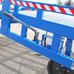 Container loading ramp mobile adjustable in height