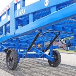 Container loading ramp mobile adjustable in height