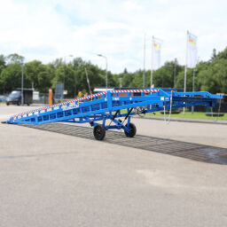 Mobiele laadbrug in hoogte verstelbaar